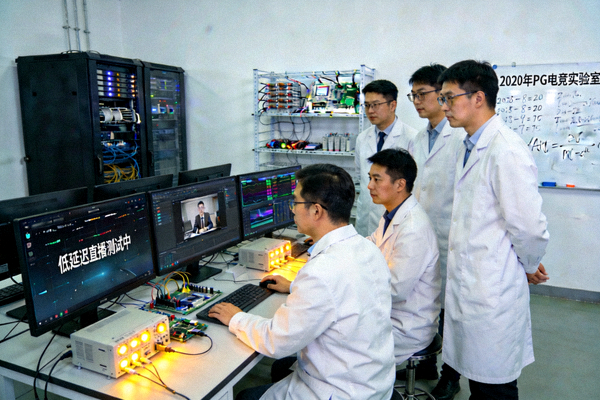 2020年PG电子竞技技术研发实验室内部场景 - 工程师测试低延迟直播技术